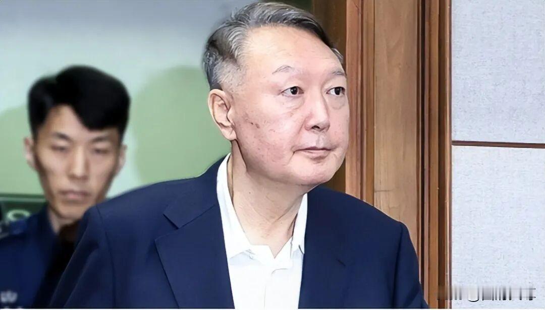 大势已去，尹锡悦居然道歉了，他亲口承认，那些站在被告席上的军方干部和警方人士只是