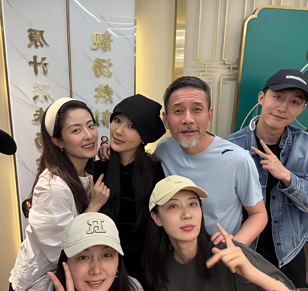 田小洁才56岁，颜值就呈现断崖式衰老，感觉他比同龄人要显老一些，不过为人低调，是