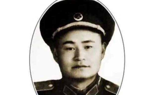 1957年，一位警卫员掏出手枪，对准正在开会的李发少将连续开了三枪，倒在血泊中李