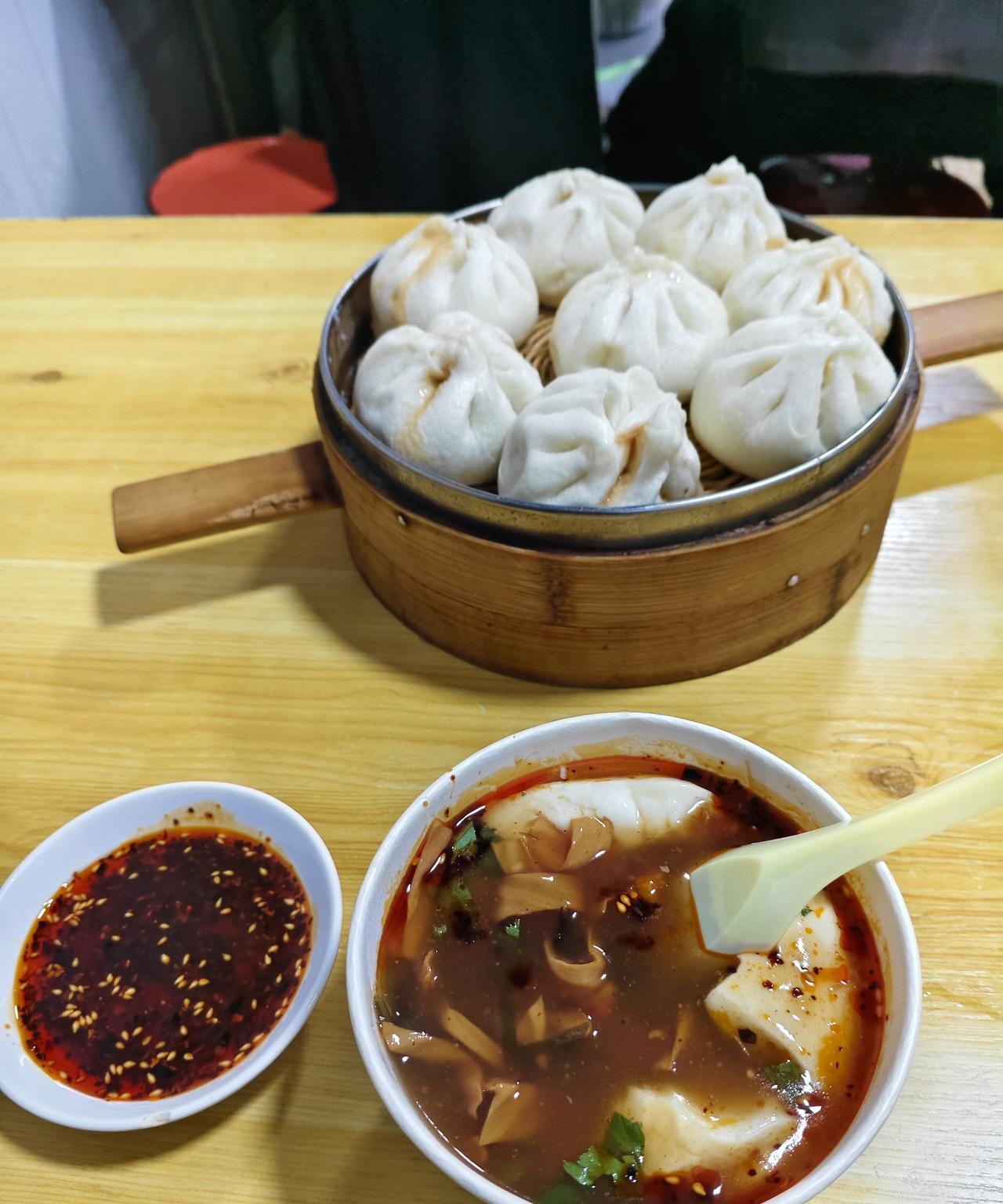 今日早餐，一屉鲜肉包子配河南胡辣汤，来兰州快20年了.我这个河南胃还是改变不了，