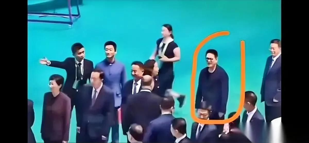 他还是他吗？镜头里那张脸，嫩得能掐出水。可下一秒，我浑身一激灵：那双曾劈