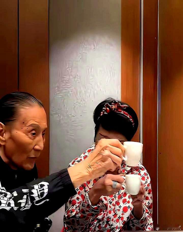 89岁的谢贤，身边是4个拿工资的陌生人，而不是儿子谢霆锋。一个推轮椅，一个当司