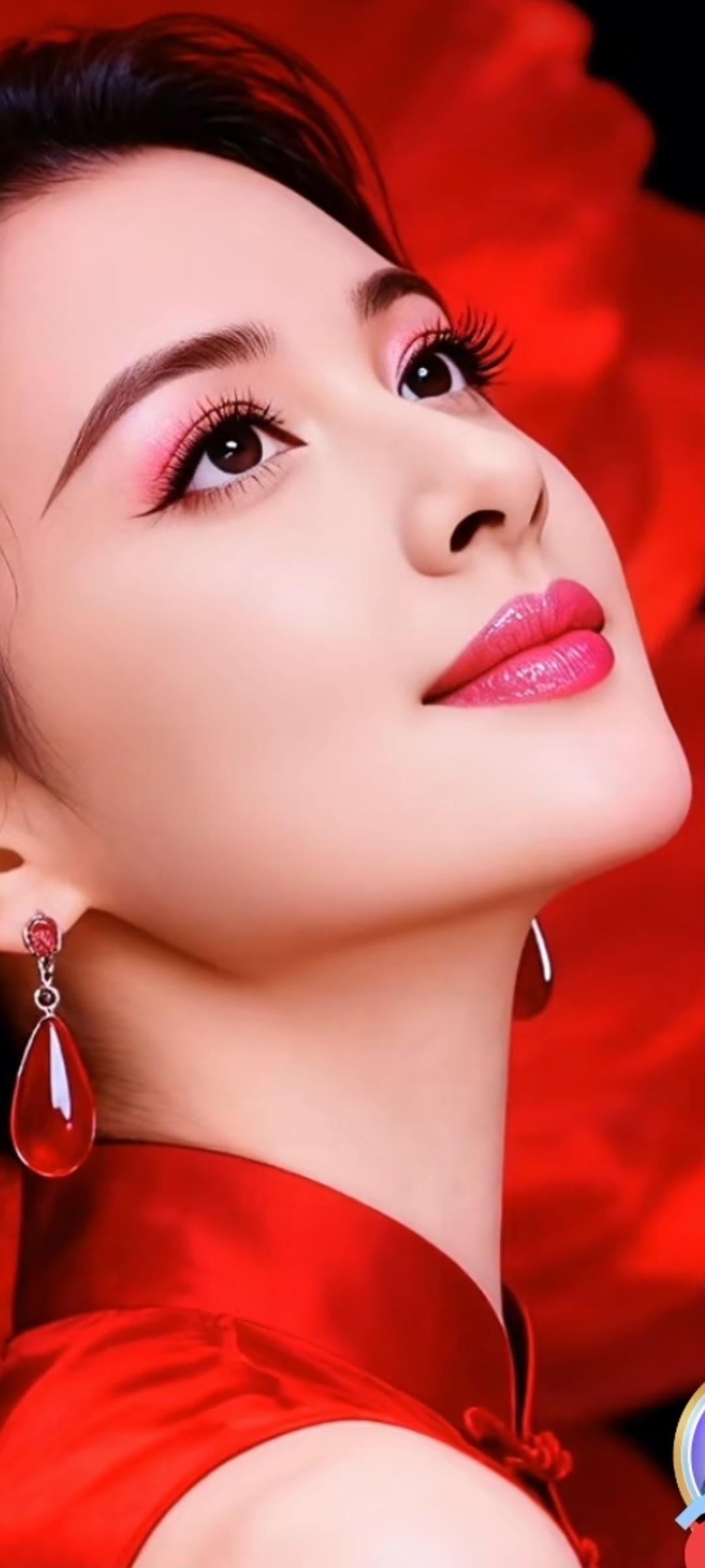 红衣美人，优雅动人，红唇轻启，宛如玫瑰花瓣上的露珠。