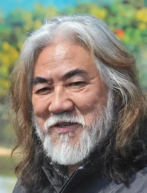 74岁的张纪中陷入“私生活”闹剧，公司破产成失信人，直播带货状况频出。前妻指控、