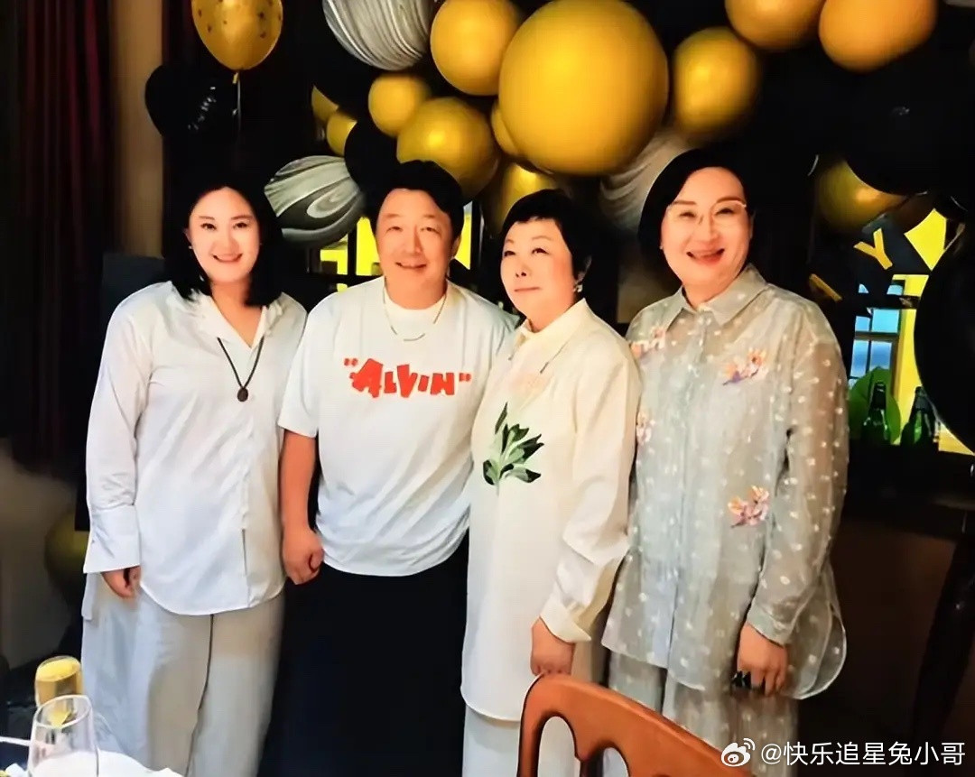 黄渤回山东为姐姐庆生，黄洮打扮贵气，一家餐厅吃饭蛋糕都好高档！​​​