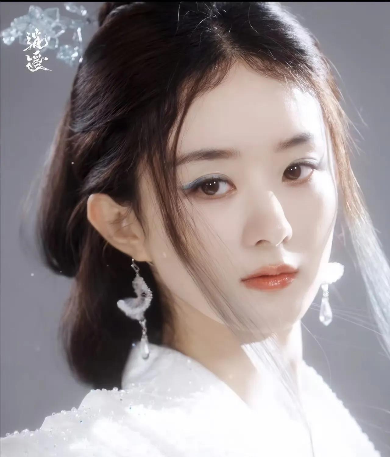 赵丽颖在《与凤行》里一个眼神，让92%的观众投票给这个“反派”。她撕开甜美的标