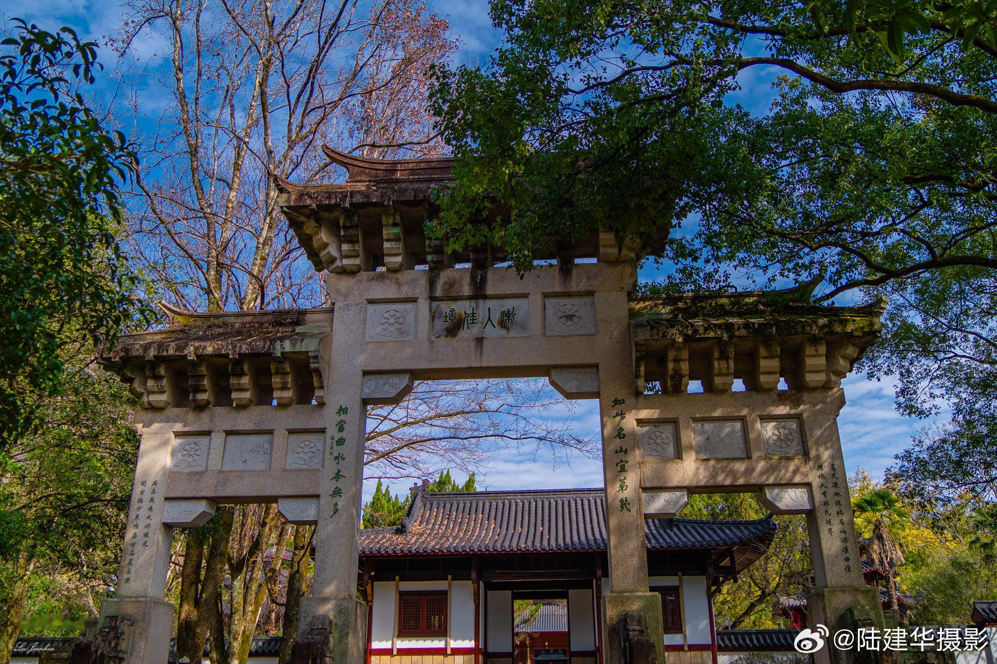 春节去福建武夷山，没有预约到九曲溪的漂流船票，所以只能乘坐景区摆渡车到武夷宫，然