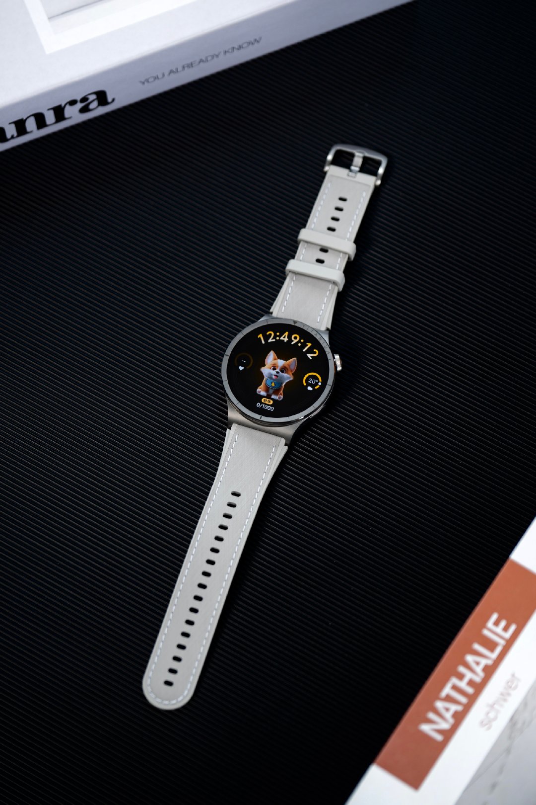 这一代vivoWATCH6最明显的升级点就是蓝宝石表镜，长期佩戴防划耐剐，而且机身更轻薄，搭配两种表