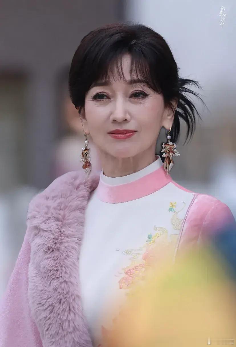 赵雅芝现身浙江海宁，戴假发片怼脸拍有点老了，路人镜头有点疲惫