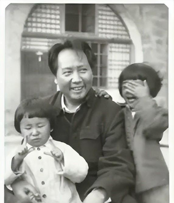 那件打满补丁的毛裤，穿在了开国大典那一天我跟你说个事，特别戳心。1949年1