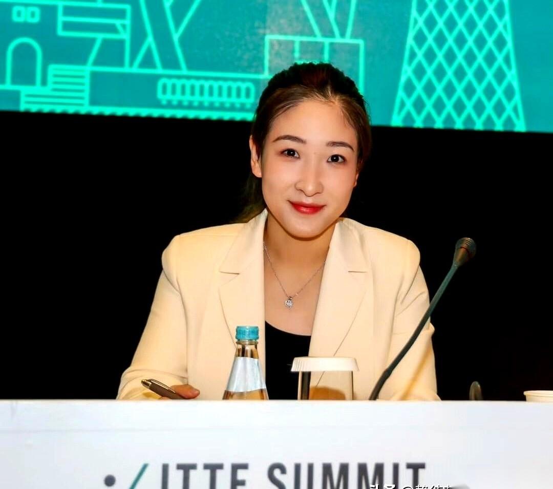 国际乒联那份竞选名单一出来，空气突然安静了。刘诗雯的名字在上面，意料之中，她要