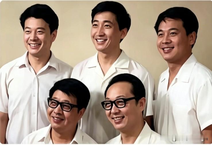 难得见到一众相声名家年轻时同框合影，每个人艺术特色鲜明，经典作品陪伴几代听众。