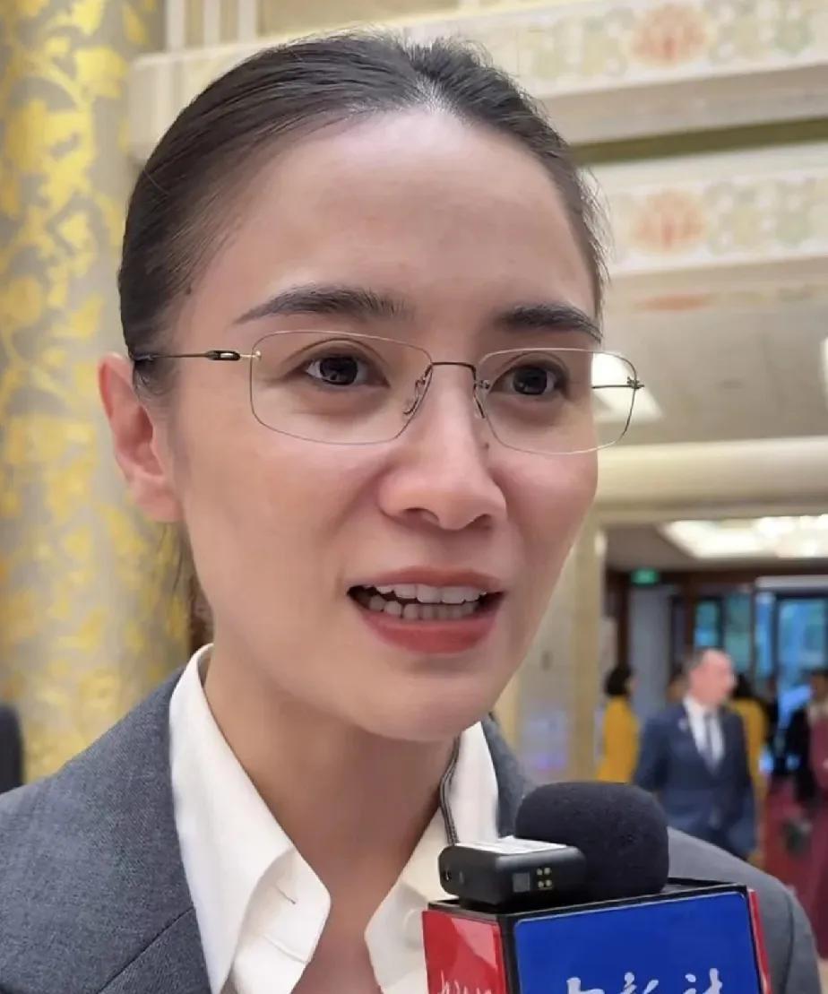 宋佳也到了只能看侧脸的年纪，正脸素颜照太显年龄了吧！而她的侧脸真的优越，这