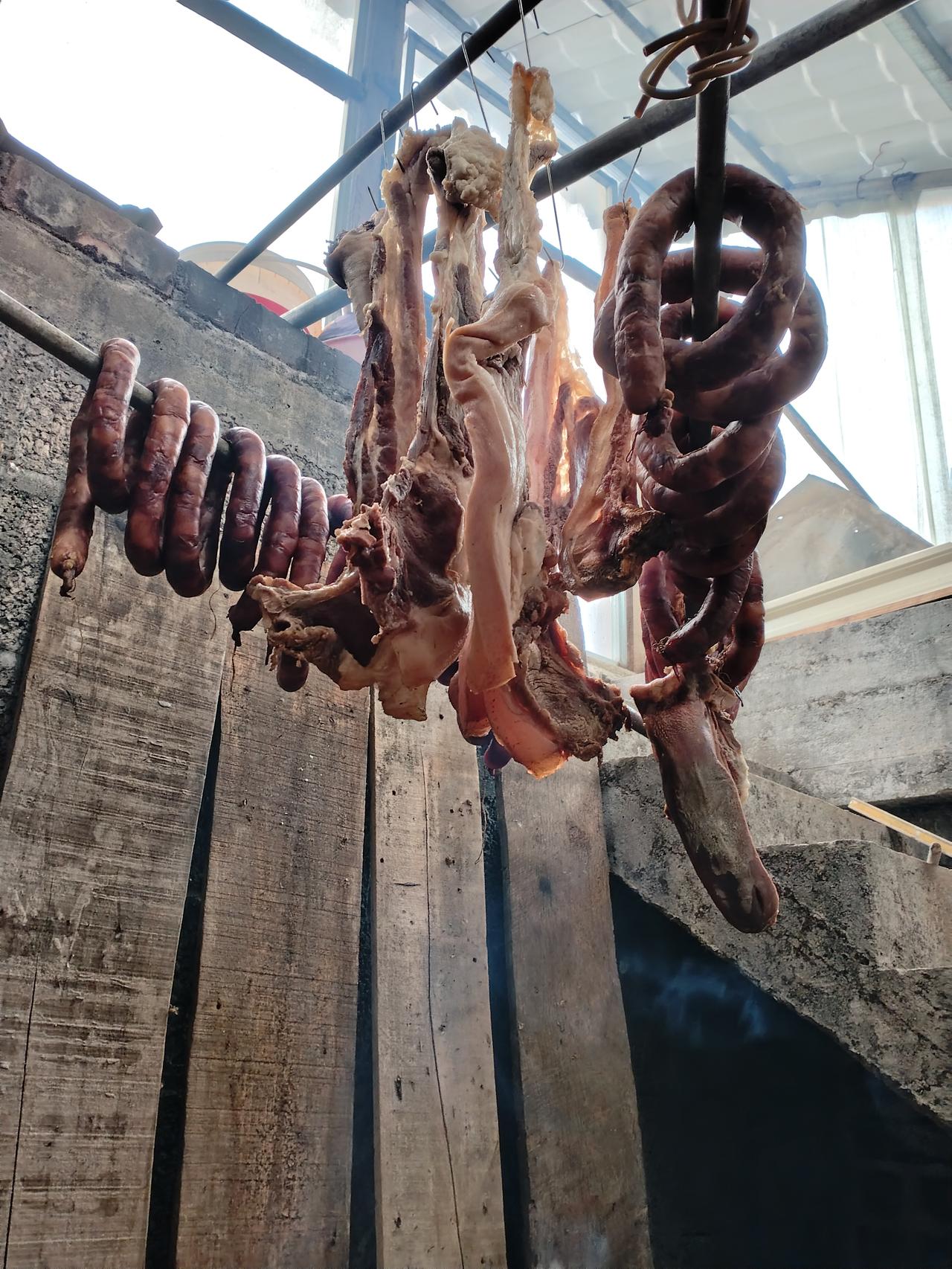 今年过年家里又杀了一头猪，大约有400斤！父亲腌制了很多腊肉，二老在老家不容易，