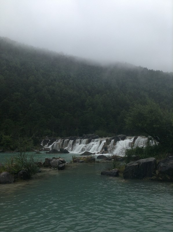 爱直接对嘴喝饮料的人天塌了一路瀑布溪流云雾山林，满眼清透山水。出门急着赶路，随手