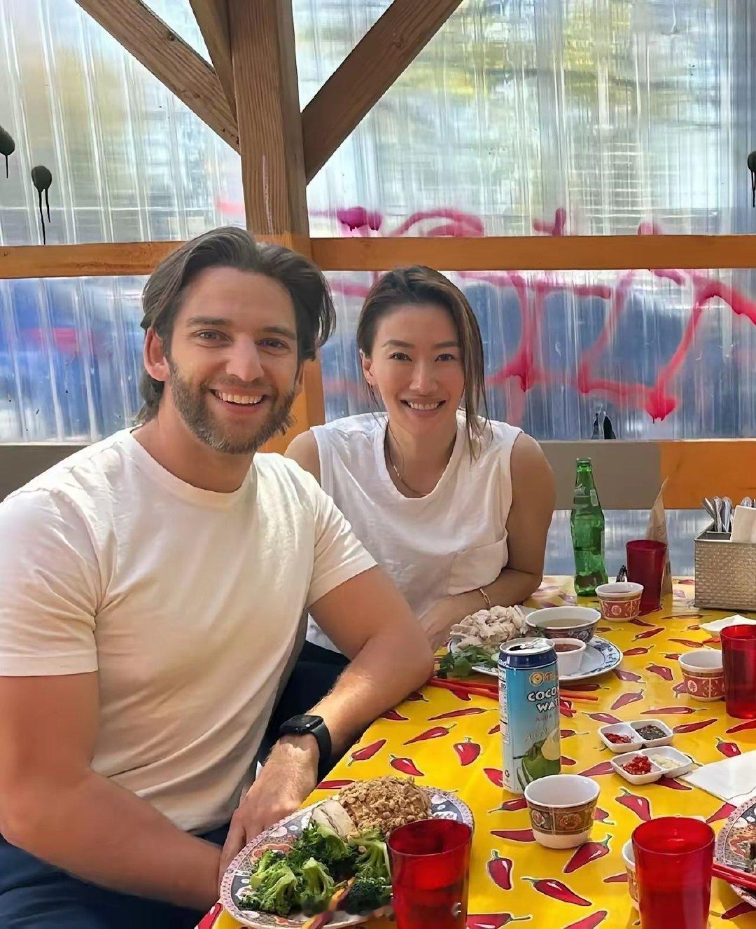 香港明星谢霆锋的妹妹谢婷婷和老公在外面吃饭，谢婷婷和老公都笑的非常开心，谢婷婷不愧是当过模特，颜值很