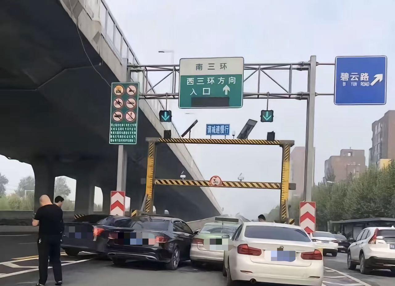郑州发生的一起车祸，太经典了。几辆车争着上高架，在高架匝道入口发生剐蹭，数了一