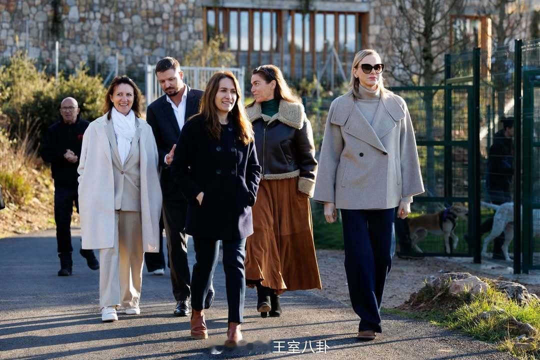 12.18摩纳哥王妃夏琳访问防止虐待动物协会，一段时间没见她把头发散下来了