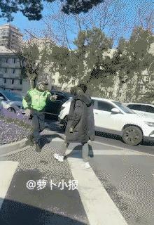 弘扬社会正能量。这个外国小哥有点有点犯浑，嚣张惯了拎不清，居然敢在中国欺负警察