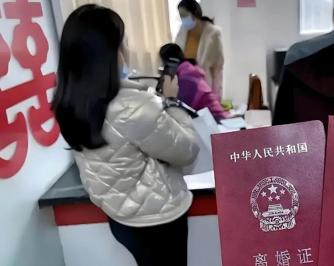 长沙，女子和丈夫协议离婚1年后，发现前夫有个1岁大的女儿，还有豪车名表，生活惬意