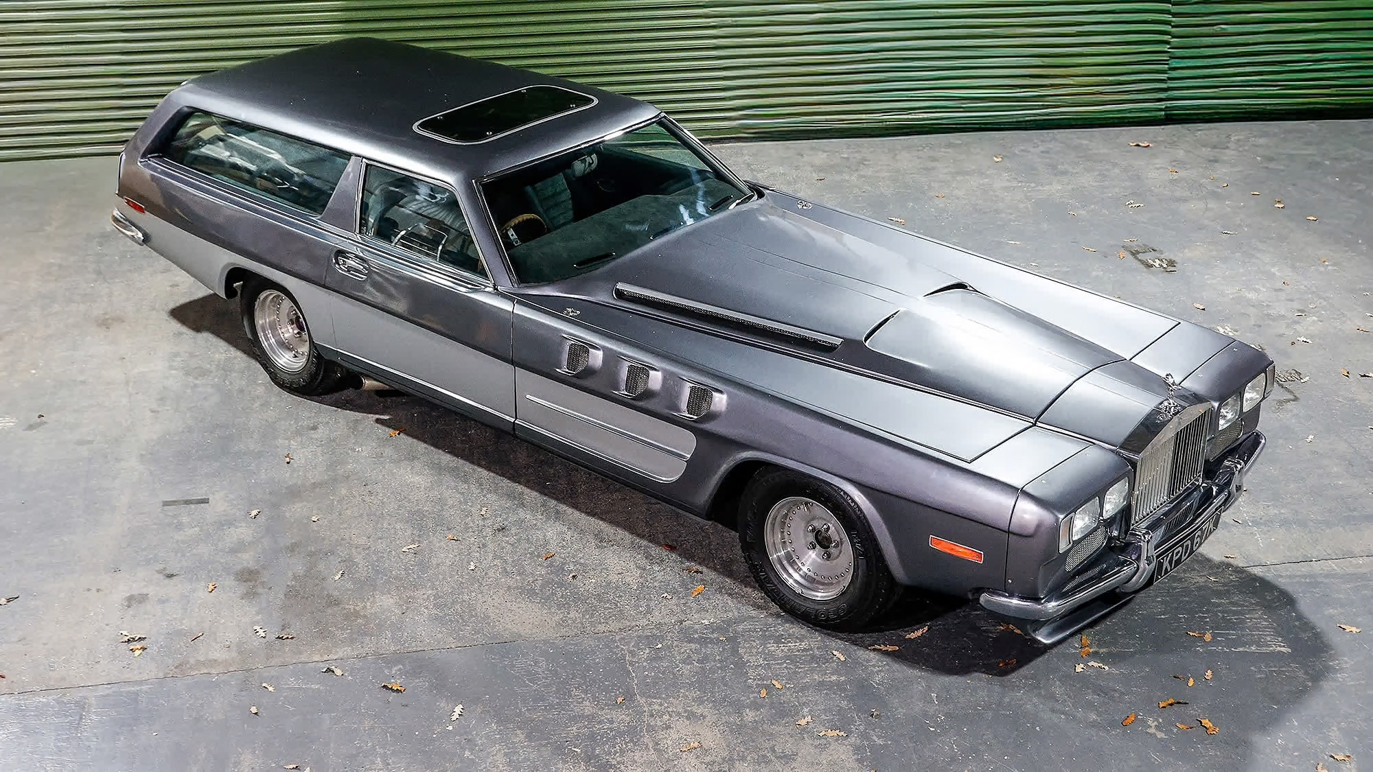 这车名字叫野兽，把劳斯莱斯坦克发动机安装在轿车上制造出来的独一辆，配了台通用汽车