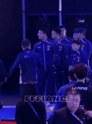 莎莎明目张胆的拍拍马琳，单纯的孩子总惹人喜欢。赛后国乒在后台等着颁奖。莎莎越