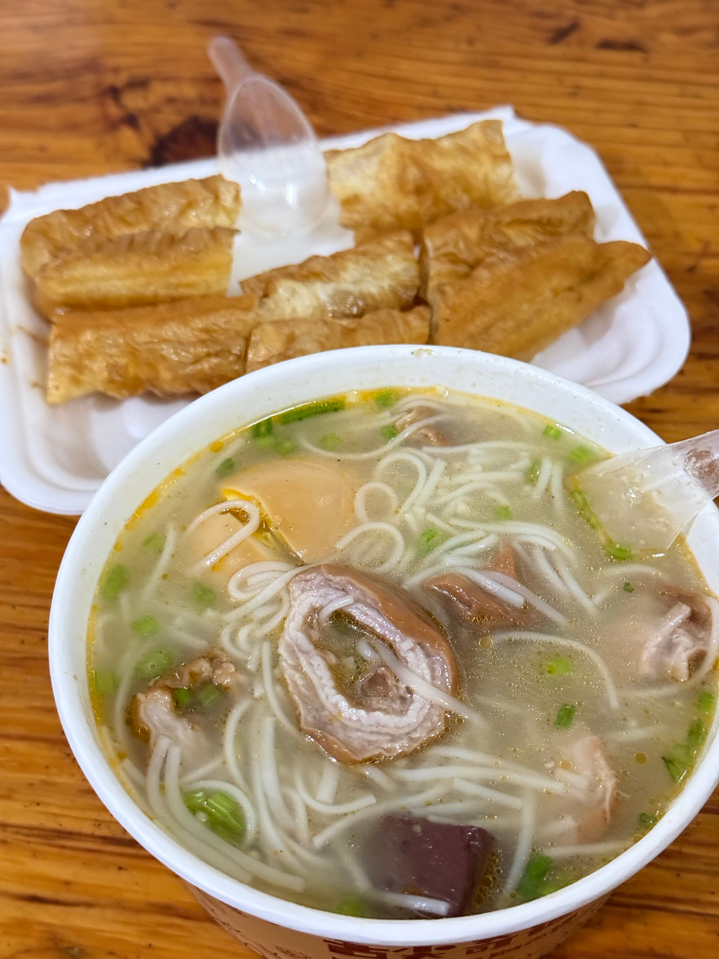 你们晚上吃什么？在厦门找到一家很好吃的面线糊，就是一天只开几小时经常吃不到