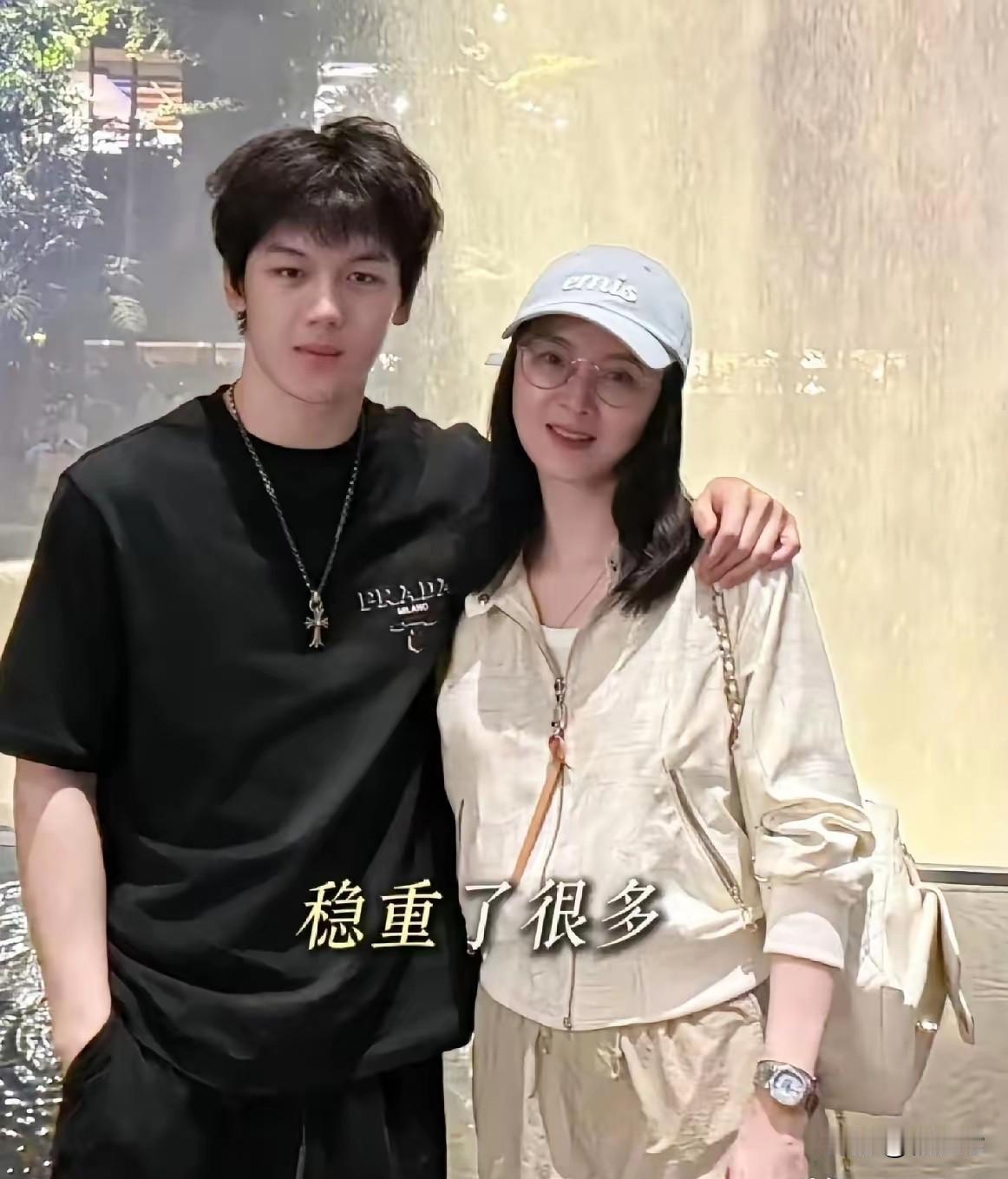 原来考进清华北大不一定需要成绩好，有其他特长也行的曾经的“晴格格”王艳的儿子就