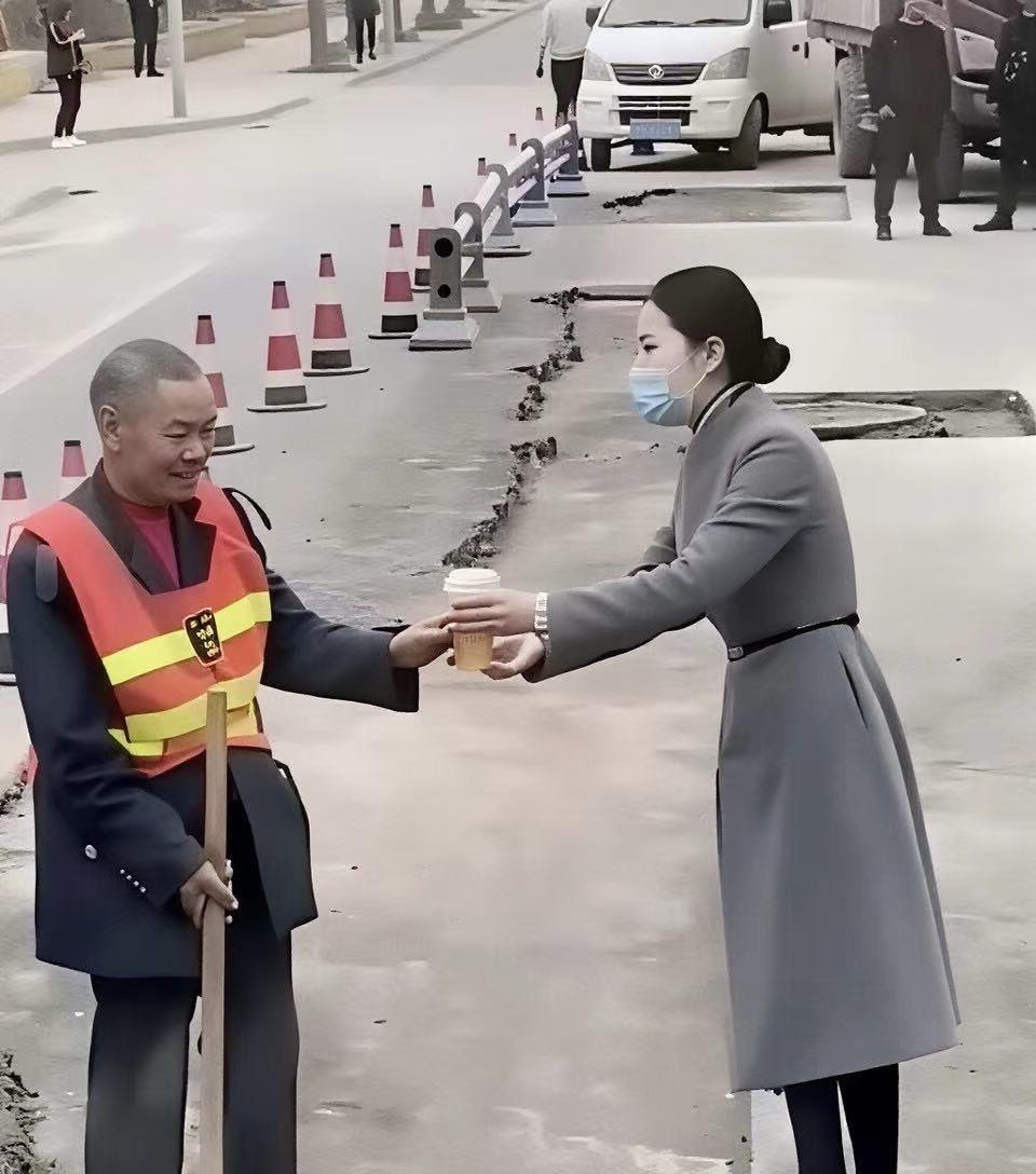 第一张图片感觉怪怪的，第二张图片出来就舒服多了。你看第一张图带个口罩，特地站