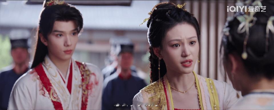秦莞燕迟公主抱压迫感哇哦，秦莞燕迟这一幕糖分超标啦！燕迟查案回来，瞅见秦莞状态