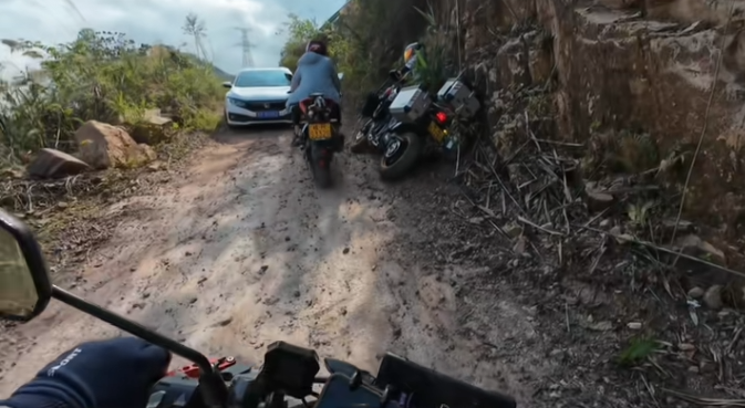我骑ktm，他们让我带路？