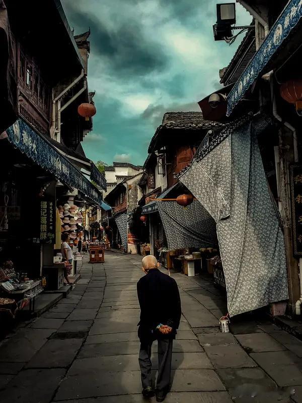 人老了没钱又不能动，子女大概率会烦。“久病床前无孝子”这话可不是白说的。照顾一个