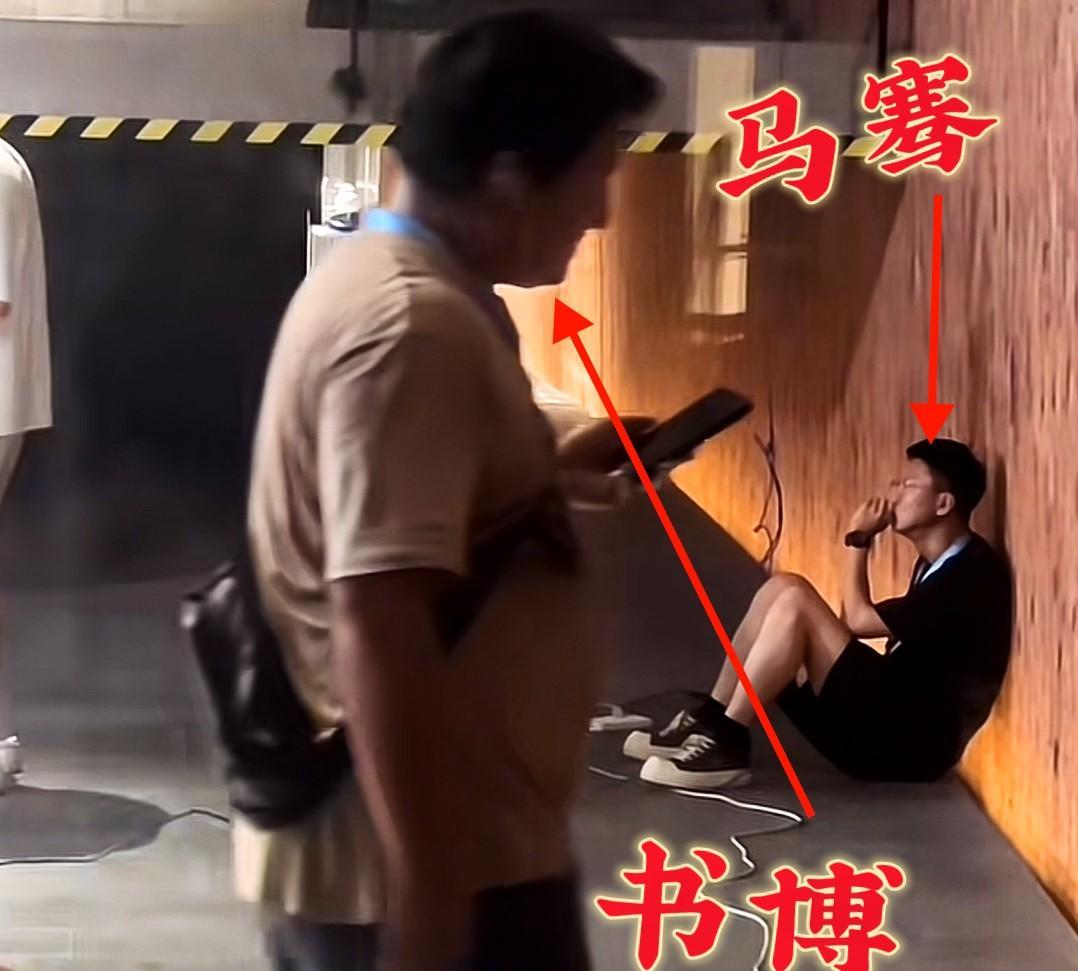 董宇辉在做访谈，导演组总负责人马骞，和摄像组总负责人书博，难得获得放松时间。一