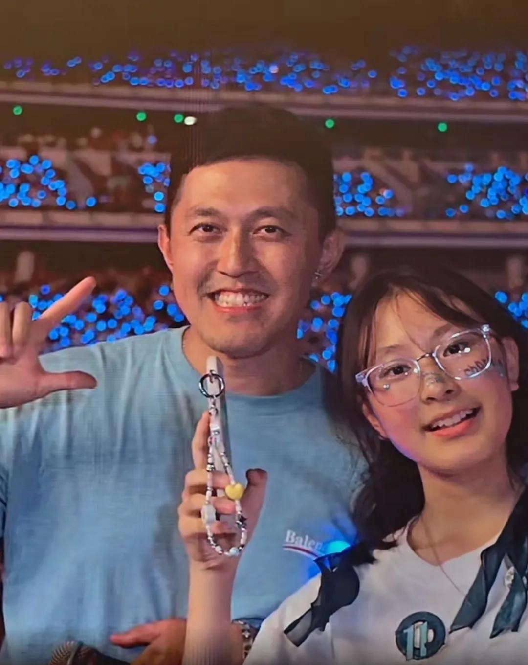 周深西安演唱会第一场点歌环节！第一位西安的小雷！周深：怎么称呼您？小雷：叫