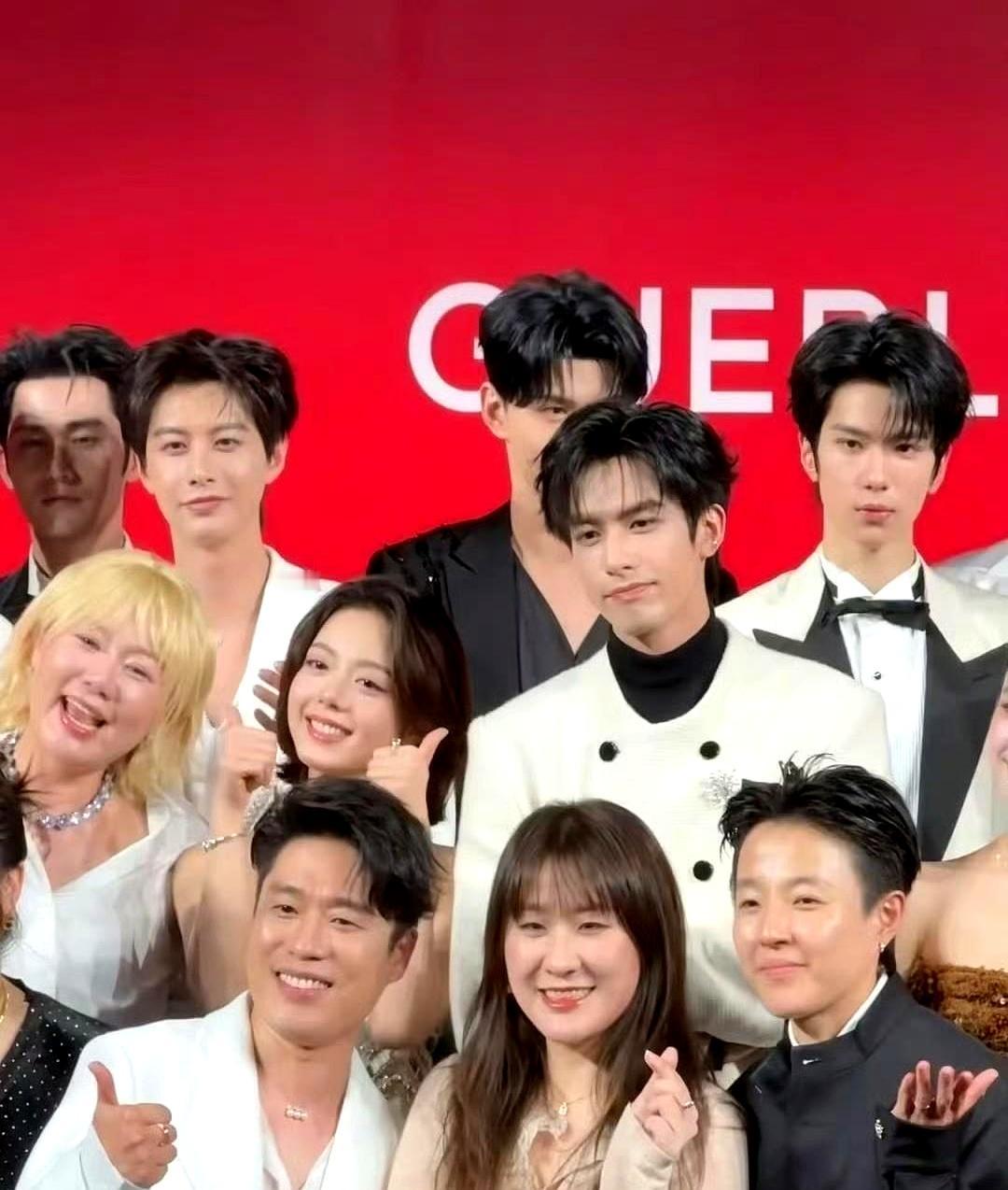 宋威龙被前公司踢出门时，圈里人都当他凉了。顾漫偏把宝押在他身上，一句“外