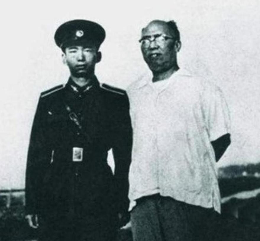 1955年，志愿军第16军军长刚刚回国，关系挂靠在南京军区机关食堂。住处就一张折