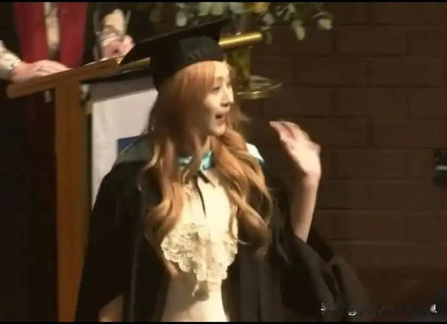 近日，一张女留学生的毕业照引发网友热议。原来是博主“牢A”曝光留学生乱