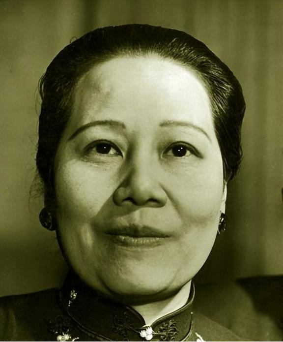 1946年下半年，宋蔼龄在上海对孔家家族的财产进行处理，卖掉几乎所有财产后，她在