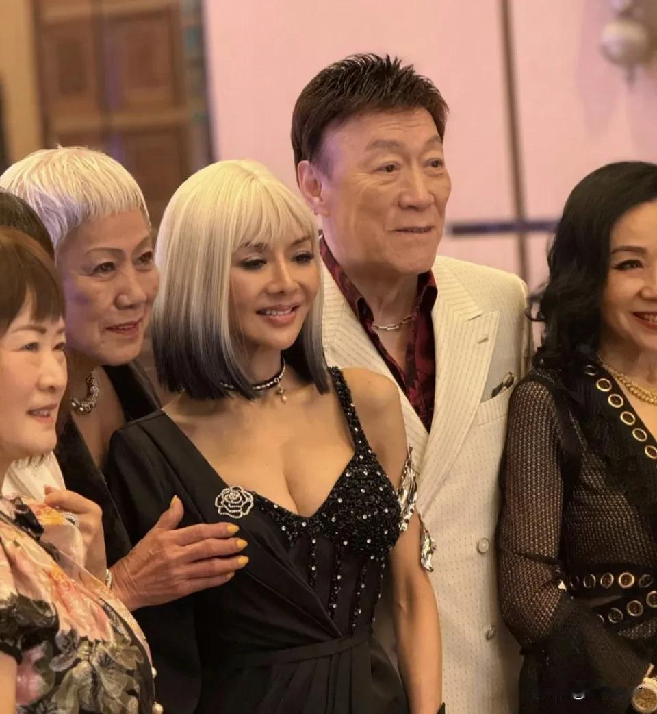 叶子楣庆祝59岁生日，整个人变化好大，脸硅胶感重，审美太病态了叶子楣
