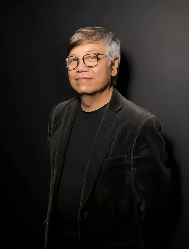 田启文说:“跟周星驰十几年，他没有给我涨过工资，减工资就有。我和他一起共事这