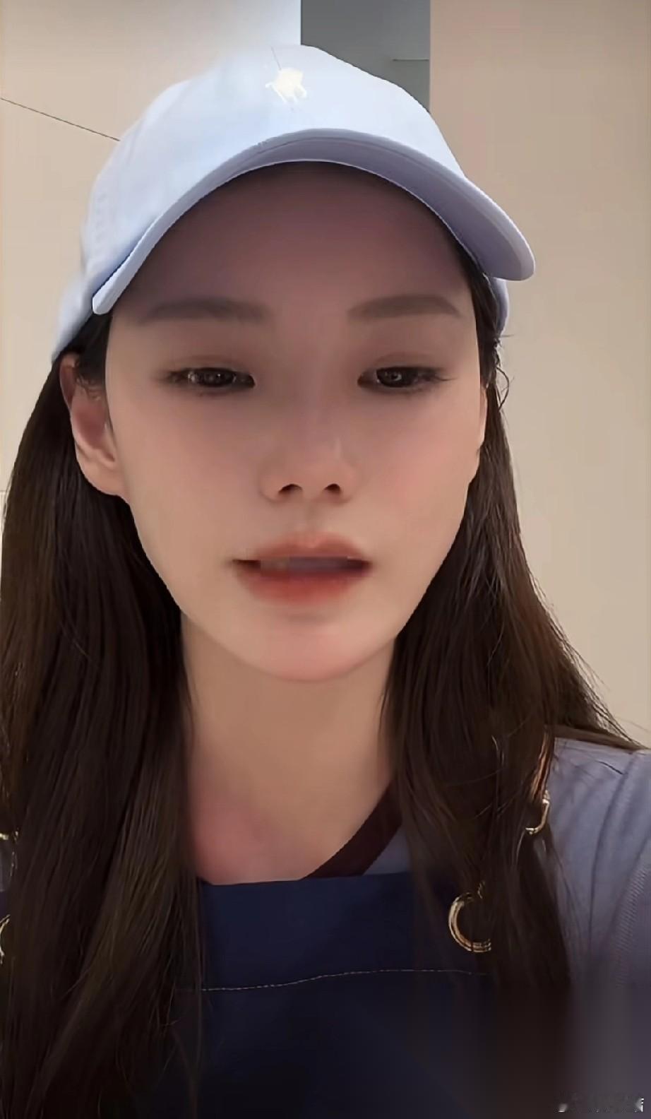 马筱梅的心机藏不住了！她直播的时候戴上了围裙，然后捂着鼻子说太臭了。言外之意就