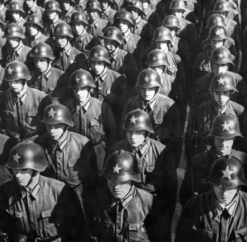 这不是德军，而是1930年代的苏军！一样的压迫感十足！其实那个年代，俄国人的
