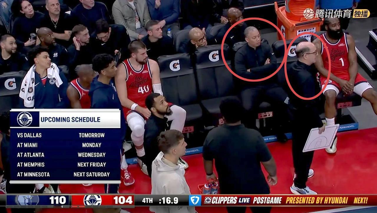 泰伦卢这个主教练也太轻松了吧！比赛最后，泰伦卢就在那干坐着，全是助教在指挥。他