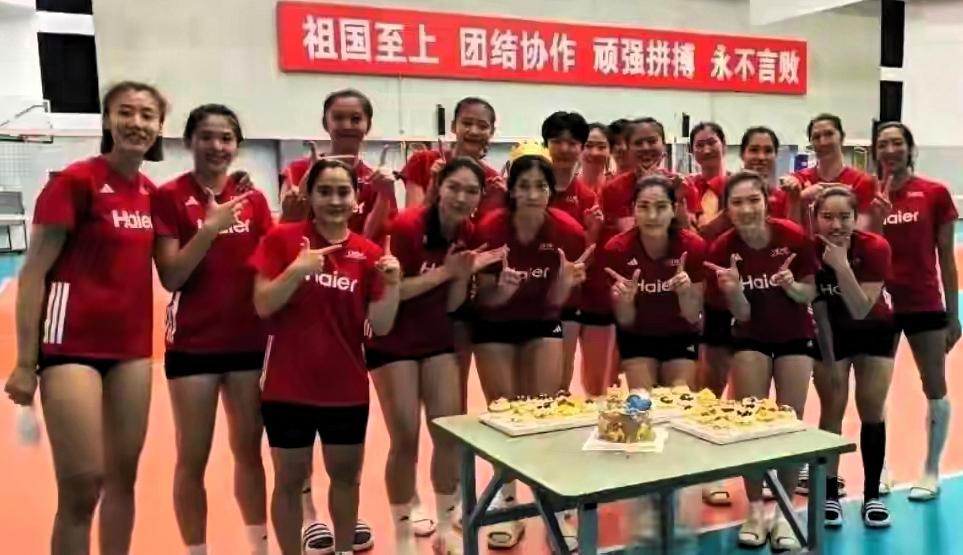 中国女排亚锦赛名单即将揭晓！18人集训队将裁4人，两个位置已无悬念！一张杨舒