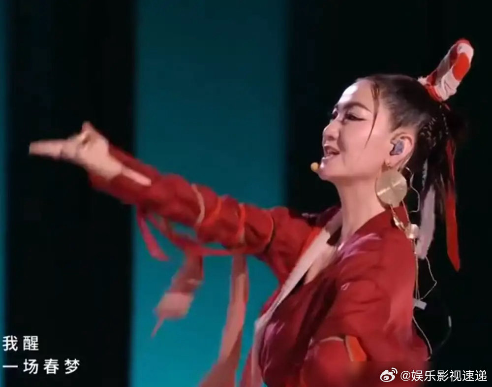 别信什么“神仙姐姐”，一开口就露馅了。《浪姐》直播，者来女独自登台，改编《刀剑