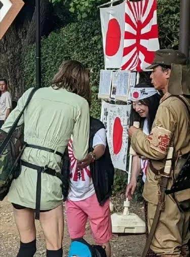 不是我们反感日本，而是它自己不想当人！看图，日本靖国神社外面的场景。