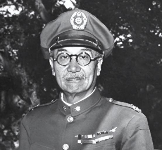 1935年的太原兵工厂里，摆着一支看起来有些奇怪的枪，枪管比普通冲锋枪长，还装上