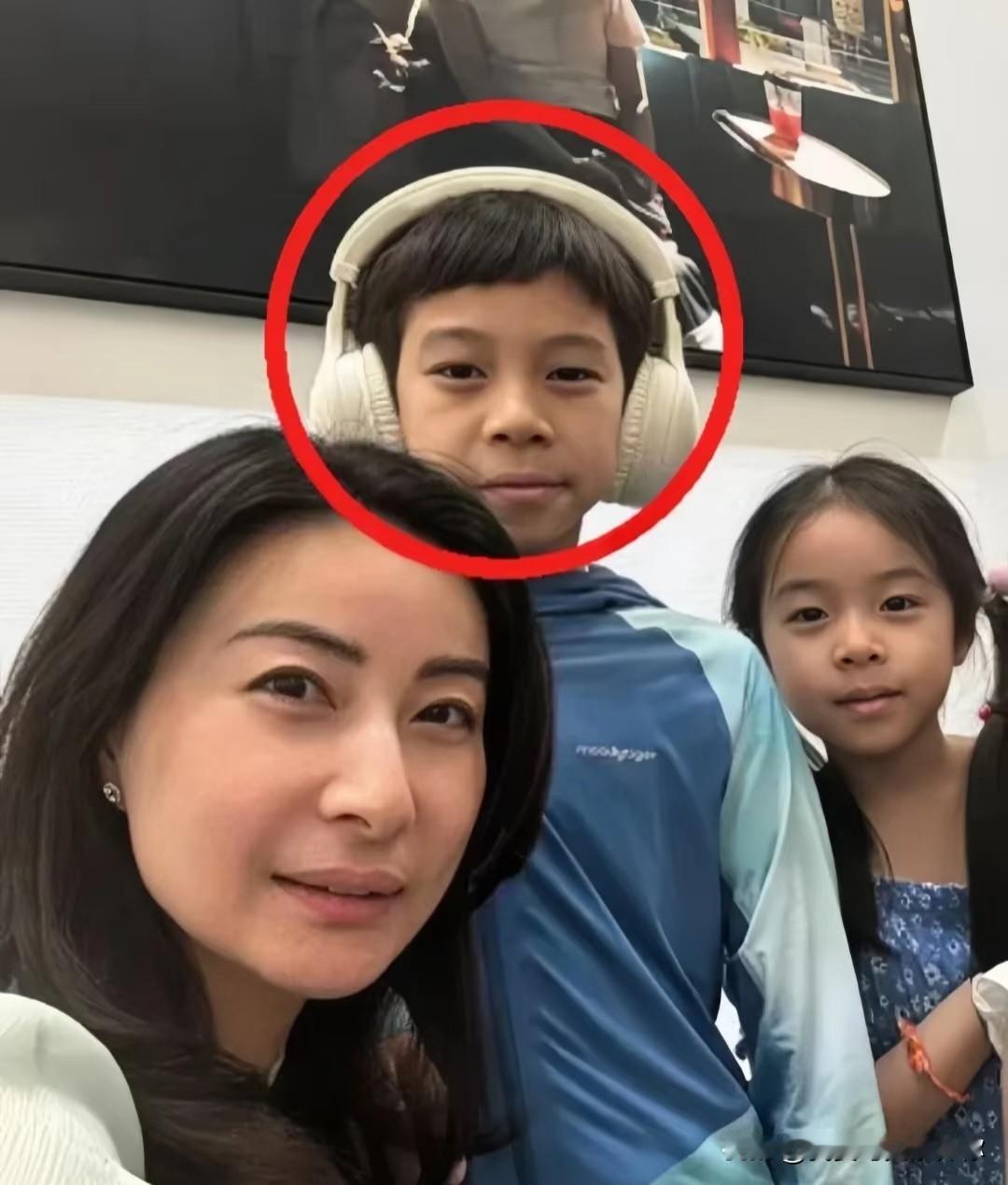 刷到霍中曦游泳比赛的新闻，我退掉了刚给孩子报的线上英语班。第一，我把孩子的