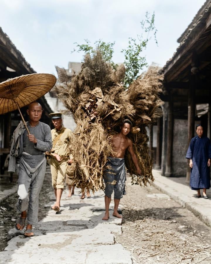 这张老照片，是美国社会经济学家、摄影家西德尼·戴维·甘博于1917年在四川安县（