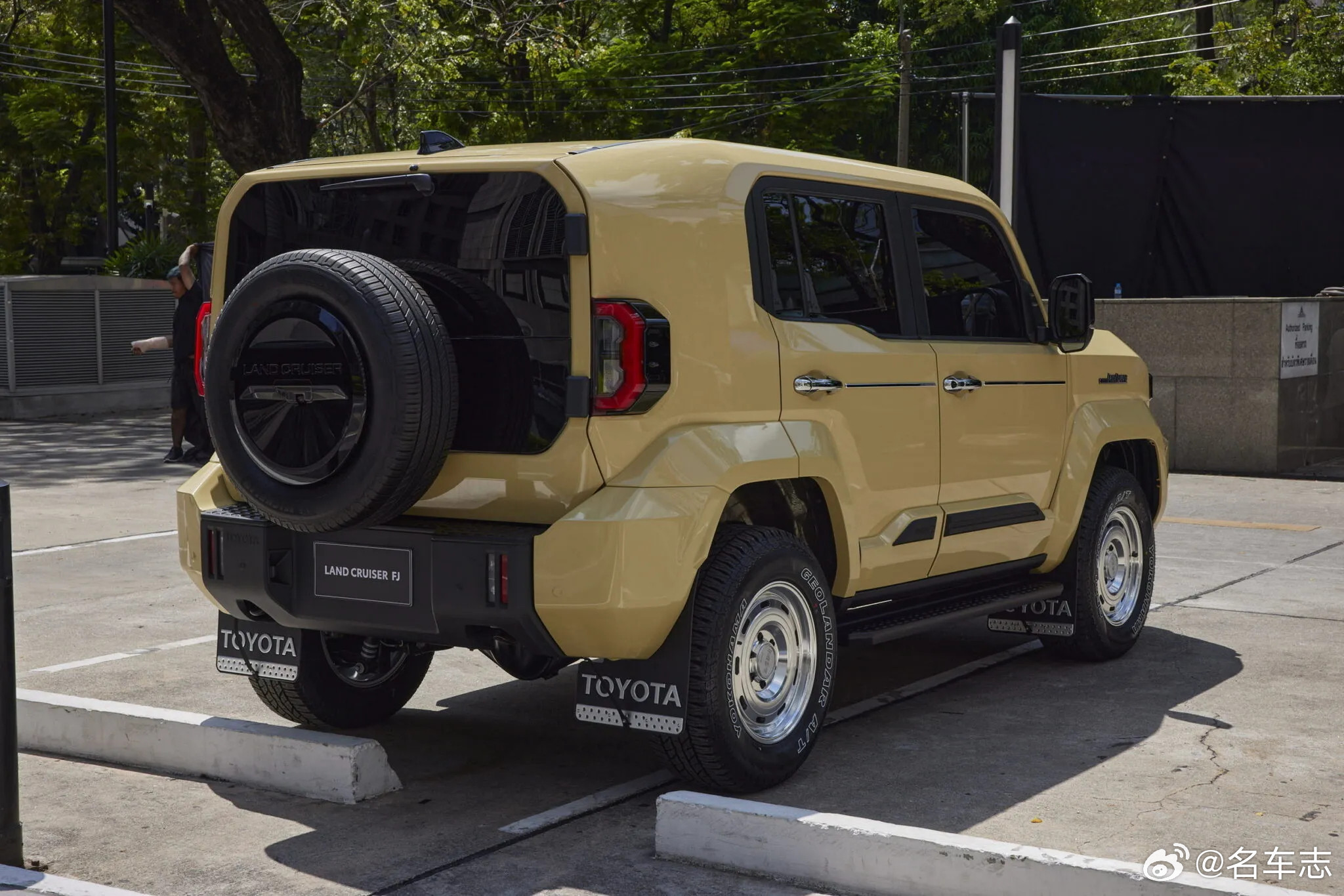 名车志新闻【丰田发布四款全新LandCruiserFJ概念车】为展示其定制